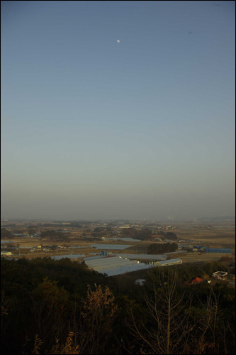 월명정이 있는 뒷산에서 바라본 달. 논산평야가 한 눈에 보인다. 